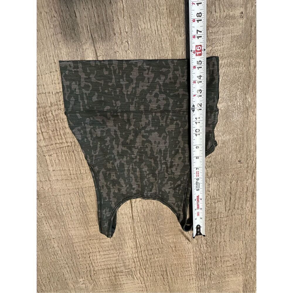 Women’s crop top Lululemon tank size 6